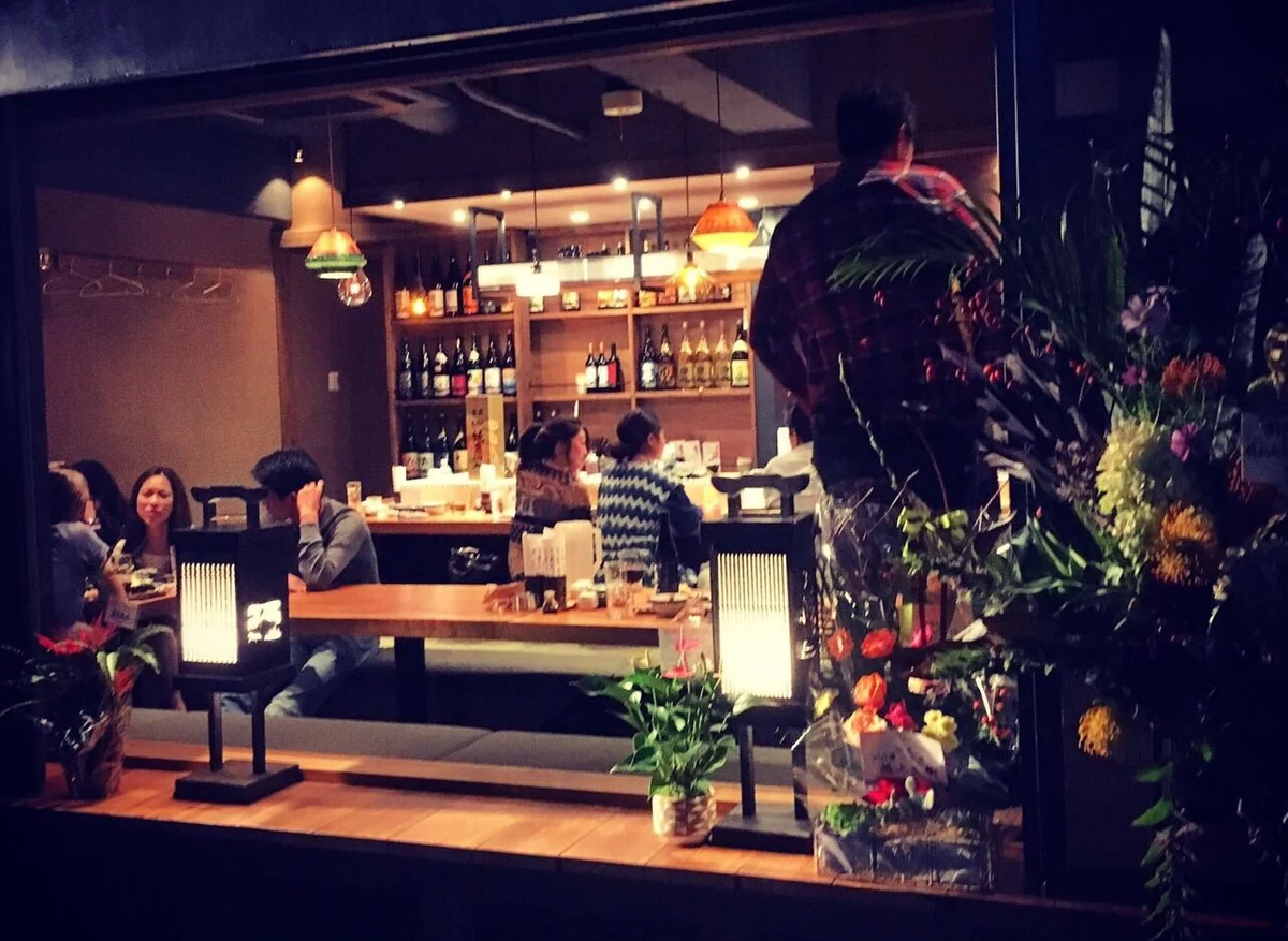 あたたかな照明の下で食事を楽しむ、キンボシの店内風景