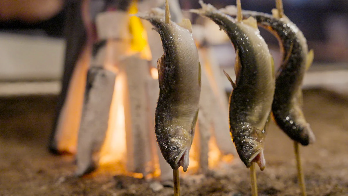炭火のそばでじっくりと焼き上げる、囲炉裏の魚