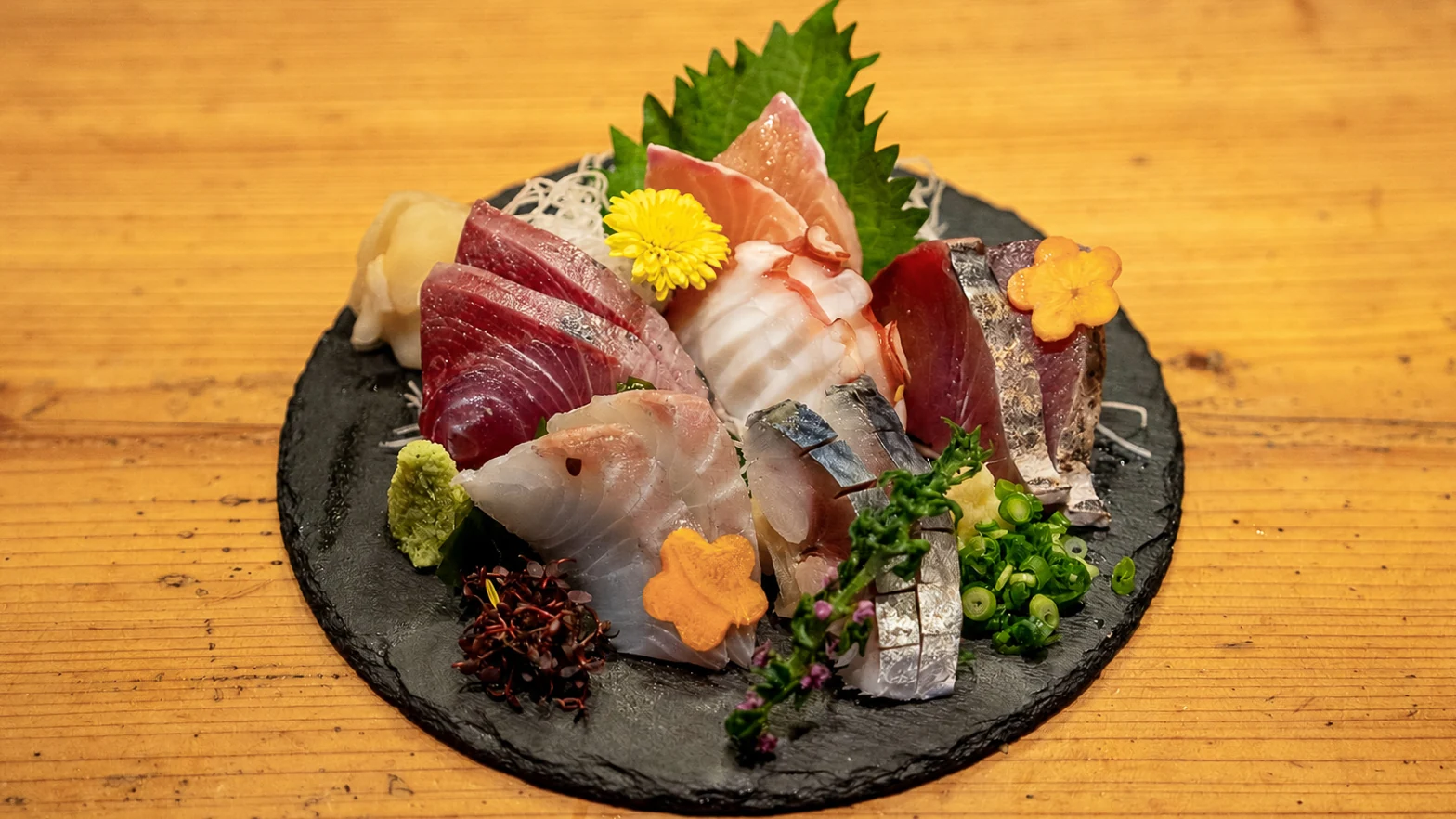旬魚を彩りよく盛り合わせた、キンボシのお刺身